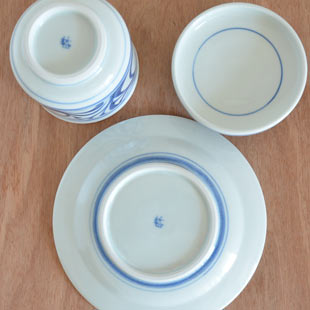 砥部焼・梅山窯　からくさの茶碗蒸しの裏面