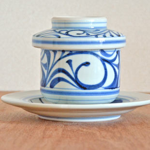 砥部焼・梅山窯　からくさの茶碗蒸しを横から見て