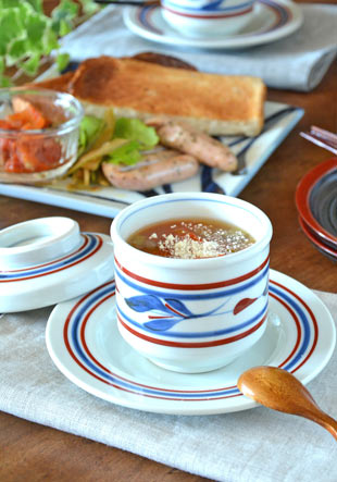 砥部焼・梅山窯　みつ葉の茶碗蒸しにスープを