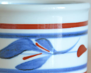 砥部焼・梅山窯　みつ葉の茶碗蒸しの絵付け