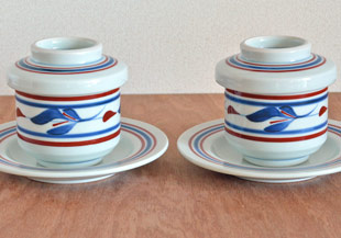 砥部焼・梅山窯　みつ葉の茶碗蒸しを並べて