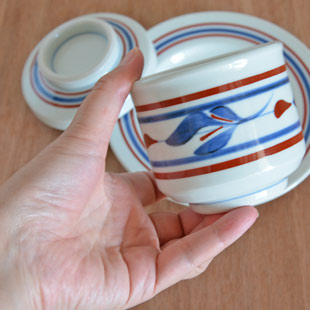 砥部焼・梅山窯　みつ葉の茶碗蒸しを手に持って