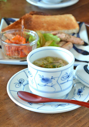 砥部焼・梅山窯　なずなの茶碗蒸しにスープを