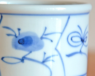 砥部焼・梅山窯　なずなの茶碗蒸しの絵付け