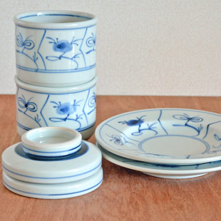 砥部焼・梅山窯　なずなの茶碗蒸しを重ねて