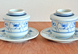 砥部焼・梅山窯　なずなの茶碗蒸しを並べて