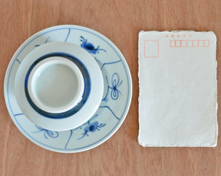 砥部焼・梅山窯　なずなの茶碗蒸しをはがきと比較して