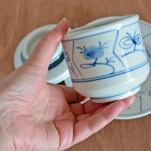 砥部焼・梅山窯　なずなの茶碗蒸しを手に持って