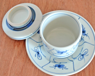 砥部焼・梅山窯　なずなの茶碗蒸しの中