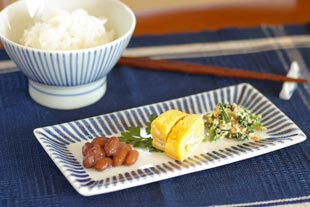 砥部焼・梅山窯　とくさ柄の布目角皿におかずを盛って