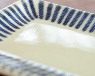 砥部焼・梅山窯　とくさ柄の布目角皿の絵付け