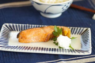 砥部焼・梅山窯　とくさ柄の布目角皿に鮭を盛って