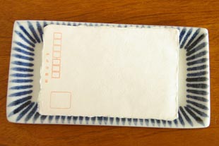 砥部焼・梅山窯　とくさ柄の布目角皿をはがきと比較して