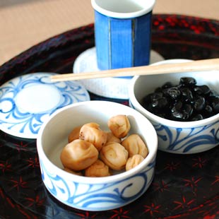 砥部焼・梅山窯　からくさの二段ふた物に梅干しを