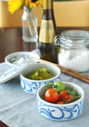 砥部焼・梅山窯　からくさの二段ふた物に野菜を