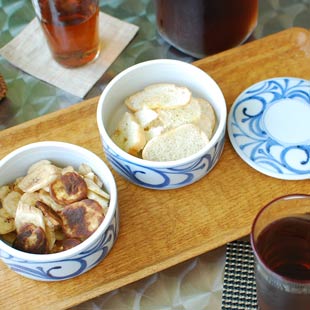 砥部焼・梅山窯　からくさの二段ふた物にお菓子を