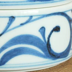 砥部焼・梅山窯　からくさの二段ふた物の絵付け