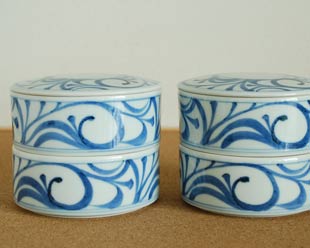 砥部焼・梅山窯　からくさの二段ふた物を並べて