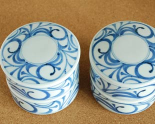 砥部焼・梅山窯　からくさの二段ふた物を上から見て