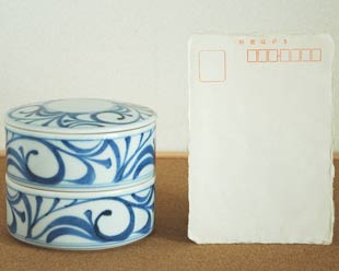 砥部焼・梅山窯　からくさの二段ふた物をはがきと比べて