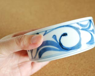 砥部焼・梅山窯　からくさの二段ふた物を手に持って