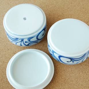 砥部焼・梅山窯　からくさの二段ふた物の裏面