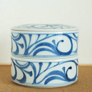 砥部焼・梅山窯　からくさの二段ふた物を横から見て