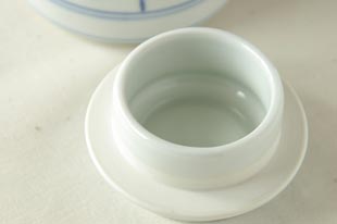 砥部焼 なずなのティーポットの蓋をとったところ