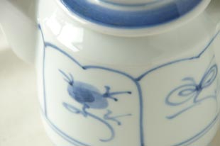 砥部焼 なずなのティーポットの絵付け