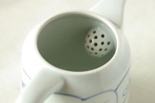 砥部焼 なずなのティーポットの中の感じ