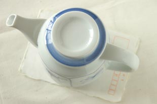 砥部焼 なずなのティーポットをはがきと比較して