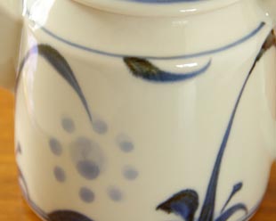 砥部焼・梅山窯　太陽柄のティーポットの絵付け