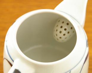 砥部焼・梅山窯　太陽柄のティーポットの茶漉し部分