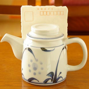 砥部焼・梅山窯　太陽柄のティーポットをはがきと比較して