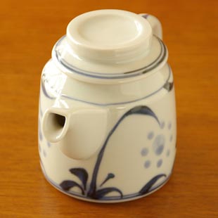 砥部焼・梅山窯　太陽柄のティーポットの注ぎ口