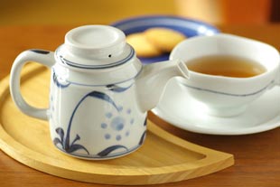 砥部焼・梅山窯　太陽柄のティーポットに紅茶を