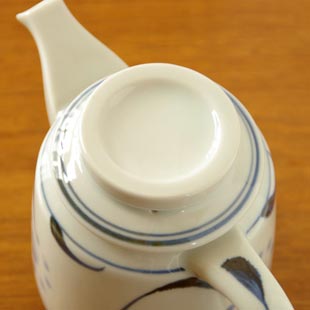 砥部焼・梅山窯　太陽柄のティーポットを上から見て