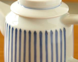 砥部焼・梅山窯　とくさ柄のティーポットの絵付け