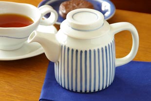 砥部焼・梅山窯　とくさ柄のティーポットに紅茶を