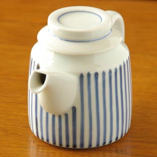 砥部焼・梅山窯　とくさ柄のティーポットの注ぎ口