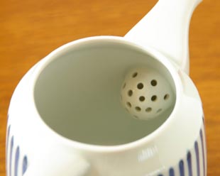 砥部焼・梅山窯　とくさ柄のティーポットの中の感じ