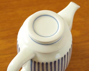 砥部焼・梅山窯　とくさ柄のティーポットを上から見たところ