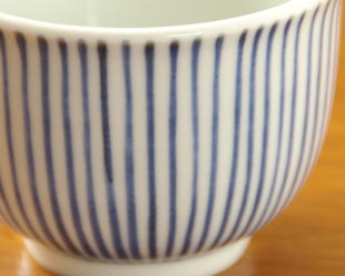 砥部焼・梅山窯　とくさ柄の湯呑の絵付け