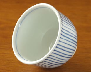 砥部焼・梅山窯　とくさ柄の湯呑をななめから見て