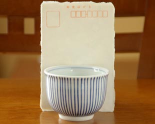 砥部焼・梅山窯　とくさ柄の湯呑をはがきと比較して