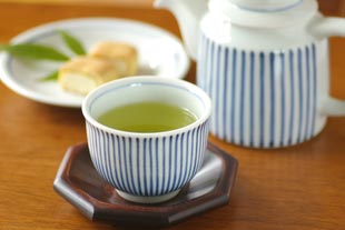 砥部焼　とくさ柄の湯呑に緑茶を