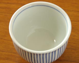 砥部焼・梅山窯　とくさ柄の湯呑を上からみて