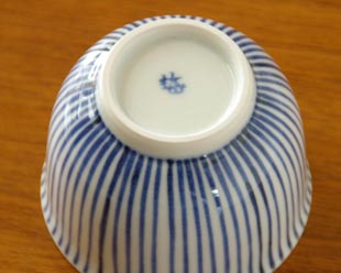 砥部焼・梅山窯　とくさ柄の湯呑の底面