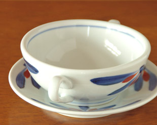 砥部焼・梅山窯　ごす赤菊のスープカップ＆ソーサーの持ち手側