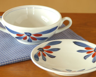 砥部焼・梅山窯　ごす赤菊のスープカップ＆ソーサー